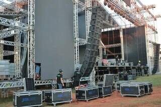 Com 120 toneladas de ferro, palco da Expogrande terá decoração regional Com 120 toneladas de ferro, palco da Expogrande terá decoração regional