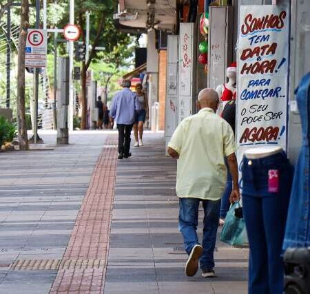 Vai sair às compras? Feriado fecha comércio e muda funcionamento na Capital