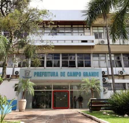 Prefeitura atribui corte de expediente a despesas com políticas e salários