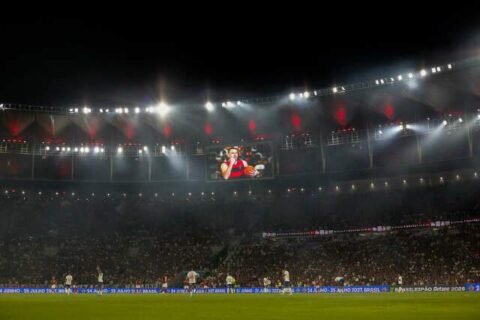 Flamengo vence Bahia, embala quinta vitória seguida e segue na cola do líder