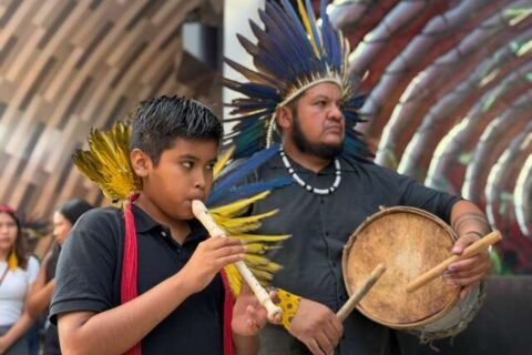Cidade pressiona e desafio é não deixar jovens indígenas perderem identidade