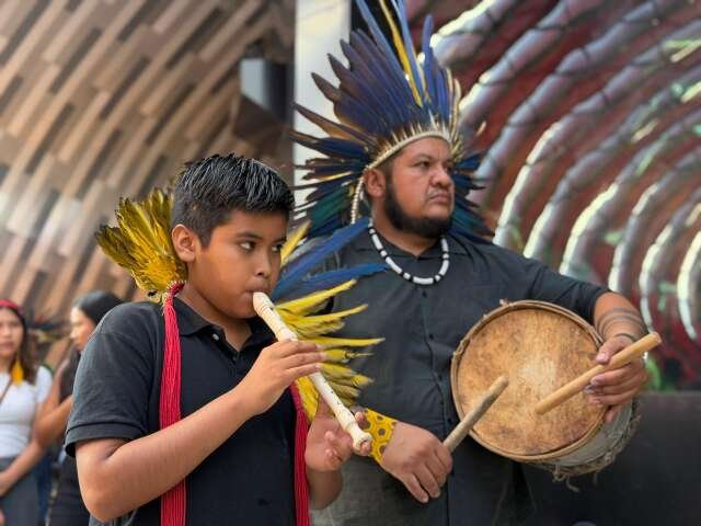Cidade pressiona e desafio é não deixar jovens indígenas perderem identidade