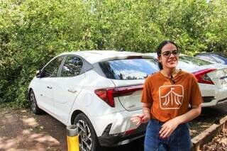 Ingazeiro cai na UFMS e atinge 4 carros no estacionamento