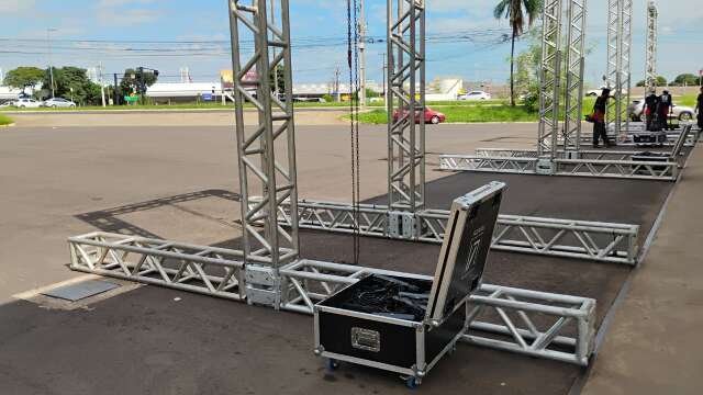 Posto monta estrutura para receber Cê Tá Doido amanhã