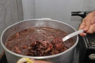 Louvação a Ogum tem fogos para orixás e feijoada servida à noite