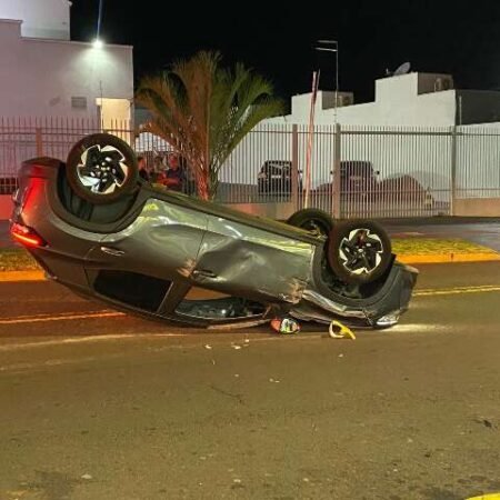 Condutor perde controle, derruba moto e capota na Vila Carvalho