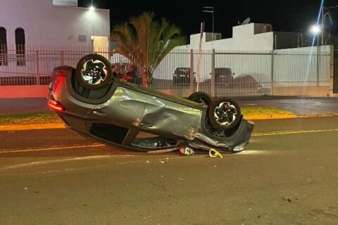 Condutor perde controle, derruba moto e capota na Vila Carvalho