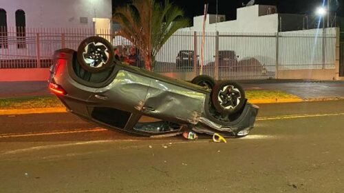 Condutor perde controle, derruba moto e capota na Vila Carvalho