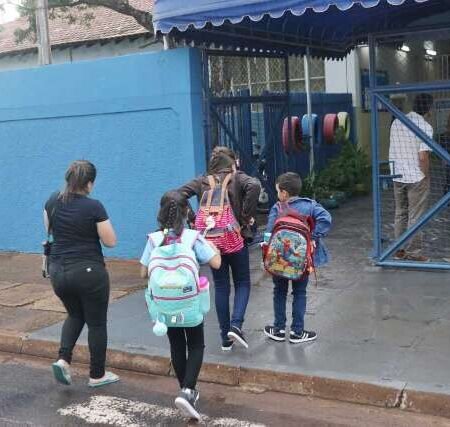 Menina de 11 anos fica sem aula após impasse entre escola e Caps