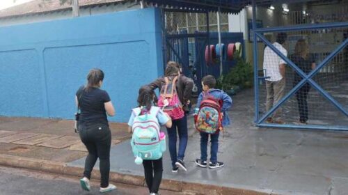 Menina de 11 anos fica sem aula após impasse entre escola e Caps