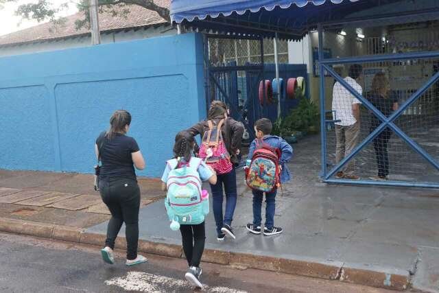 Menina de 11 anos fica sem aula após impasse entre escola e Caps