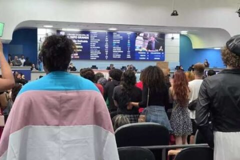 Defensoria investiga lei que veta uso de banheiros femininos por mulheres trans