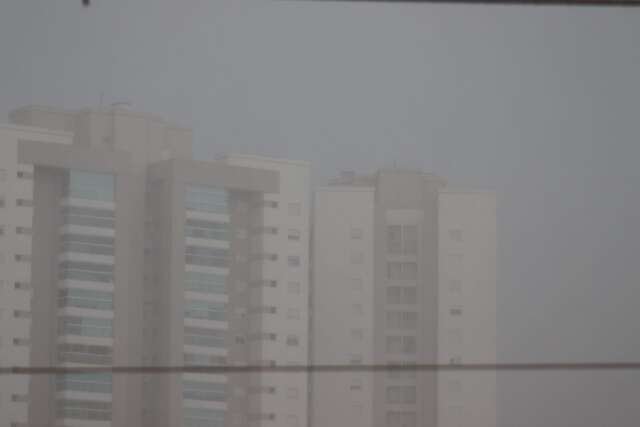 Chuva, ventania e granizo atingem bairros da Capital neste domingo