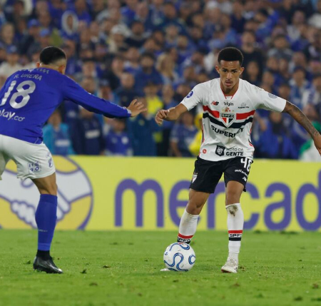 São Paulo mantém invencibilidade e Cruzeiro vence Boca no Mineirão
