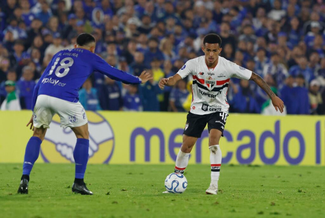 São Paulo mantém invencibilidade e Cruzeiro vence Boca no Mineirão