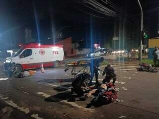 Condutor suspeito de embriaguez bate em moto e deixa dois feridos