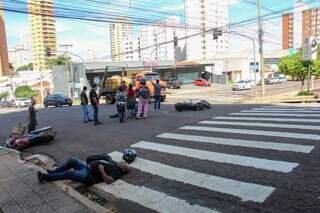 Colisão entre motos deixa 2 feridos em cruzamento no Centro