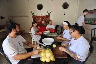 Louvação a Ogum tem fogos para orixás e feijoada servida à noite