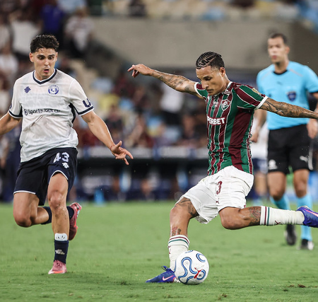 Fluminense sofre virada após falhas e segue sem vencer na temporada
