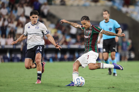 Fluminense sofre virada após falhas e segue sem vencer na temporada