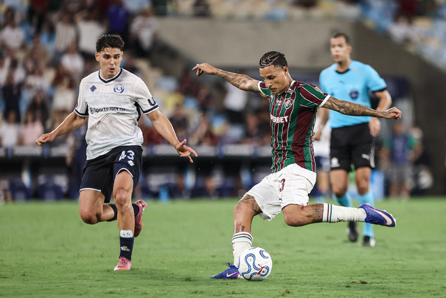 Fluminense sofre virada após falhas e segue sem vencer na temporada