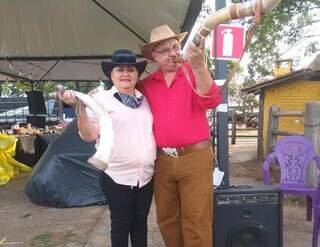 Para garantir som perfeito, Valmir aprendeu a tocar os berrantes que faz