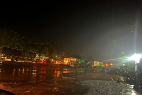 Colisão entre carreta e caminhonete mata dois na BR-163