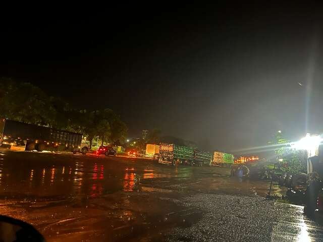 Colisão entre carreta e caminhonete mata dois na BR-163