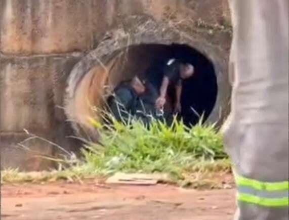 Suspeito de furto de carro é detido em galeria dentro do Rio Anhanduí