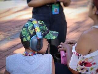 Com balões azuis, apoiadores da causa autista vão às ruas lutar por inclusão