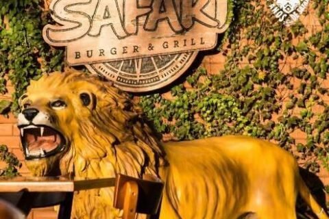 Nem leão de hamburgueria escapa e estátua de 150 kg é furtada