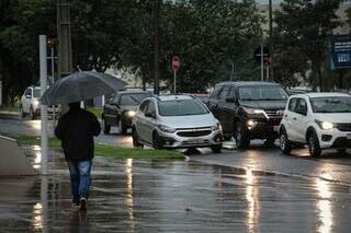 Sob alerta, chuva começa a se espalhar pelo interior de MS