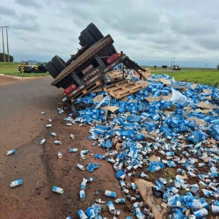Carreta de cerveja tomba na BR-463 e carga é liberada para a população