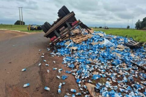 Carreta de cerveja tomba na BR-463 e carga é liberada para a população