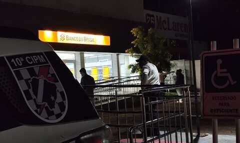 Homem invade agência bancária e morre