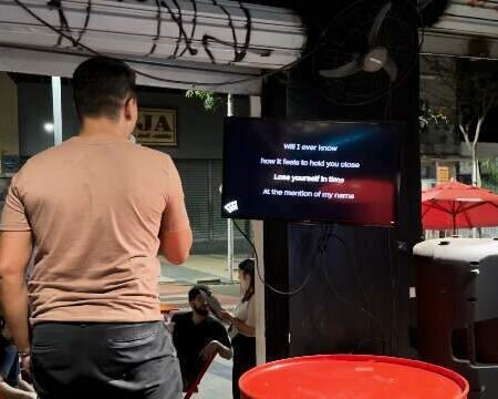 Cheio de talentos, karaokê da 14 entrega vozes sabor The Voice