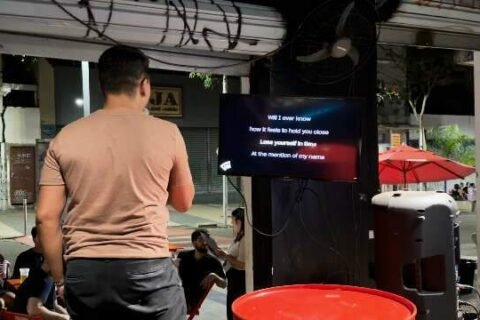 Cheio de talentos, karaokê da 14 entrega vozes sabor The Voice