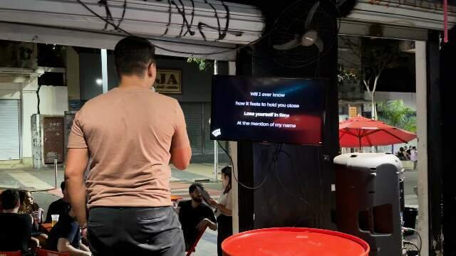 Cheio de talentos, karaokê da 14 entrega vozes sabor The Voice