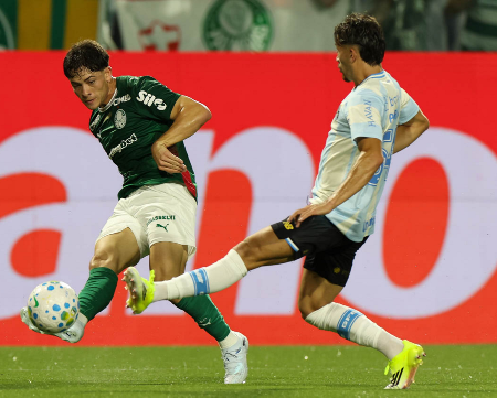 Palmeiras mantém liderança contra Grêmio e Bragantino vence Flamengo