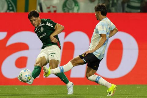 Palmeiras mantém liderança contra Grêmio e Bragantino vence Flamengo