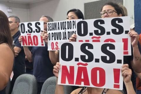 Sessão na Câmara começa com tentativa de virar voto e gritos contra privatização