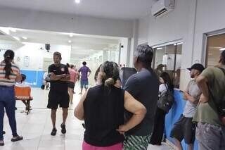 Pacientes enfrentam horas de espera e filas lotam UPAs em Campo Grande