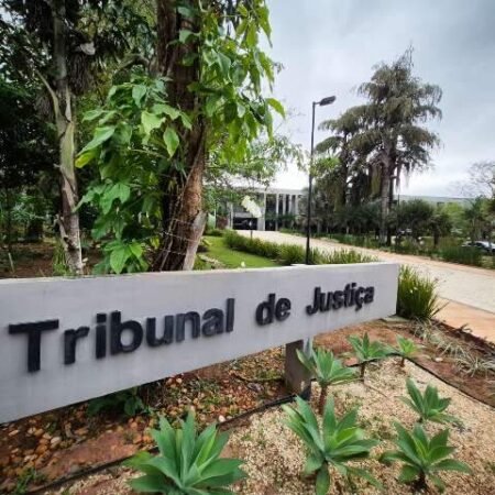 Faculdade cancela turma e é condenada por obrigar aluna a estudar fora do Estado