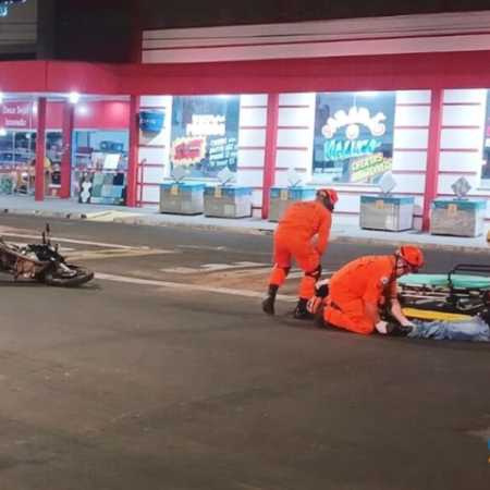 Motorista tenta fugir após atingir moto, capota carro e acaba preso