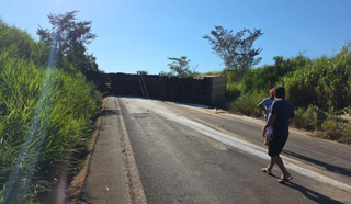 Carreta tomba e bloqueia pista que liga Santa Rita do Pardo a Campo Grande