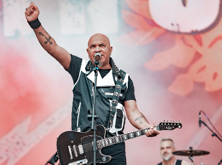 Ícone do punk retorna a Capital cinco meses após cirurgia de emergência