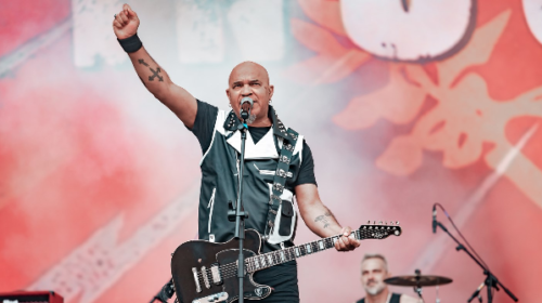 Ícone do punk retorna a Capital cinco meses após cirurgia de emergência