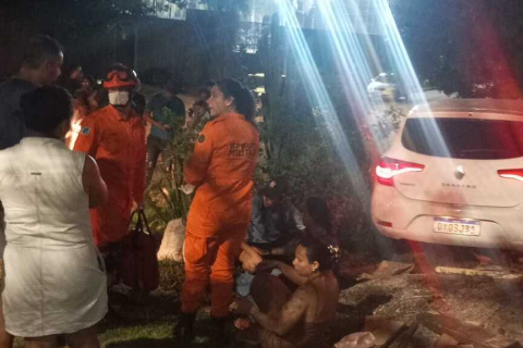 Mulher fica presa às ferragens após colisão na Avenida Tamandaré