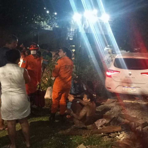 Mulher fica presa às ferragens após colisão na Avenida Tamandaré