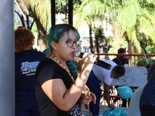 Com balões azuis, apoiadores da causa autista vão às ruas lutar por inclusão